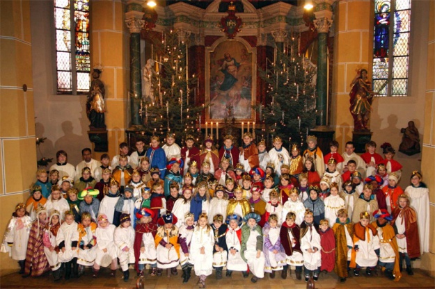 Gruppenfoto aller Wittichenauer Kinder, die 2013 am Dreikönigssingen teilnahmen. Fotograf: Torsten Gnoss
